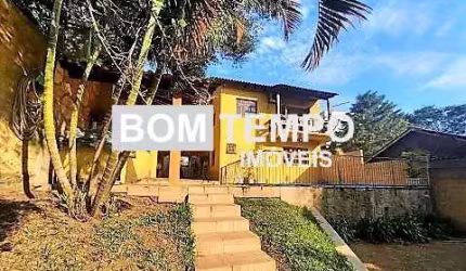 CASA COM 180M² PRIVATIVOS NO CENTRO DE VIAMÃO.