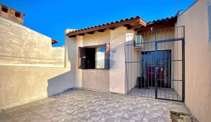 Casa  de 2 quartos com 1 vaga e pátio com churrasqueira à venda no Parque da Matriz, em Cachoeirinha/RS