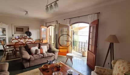 Casa à venda em Itu-SP, bairro Brasil: 3 quartos, 1 suíte, 2 salas, 2 banheiros, 4 vagas de garagem, 200m². Confira!