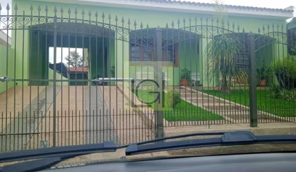 Imperdível casa à venda no Centro de Elias Fausto-SP, com 3 quartos, suíte, 2 salas, 3 banheiros, 10 vagas e 222m²!