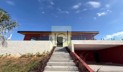 Imperdível Casa à Venda em Itu-SP, no Residencial Parque Campos de Santo Antônio II - 4 quartos, 4 suítes, 2 salas, 6 banheiros, 4 vagas de garagem, 320m² de área. Venha conferir!