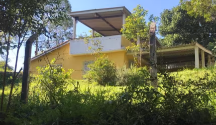 Characa a venda no Parque Residencial Itapeti, Mogi das Cruzes com 3.195m² de terreno, 82² de construção, 2 quartos, salas, fogão a lenha. R$:750 mil.