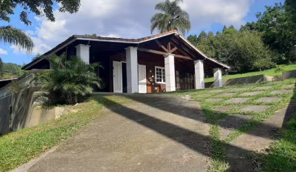 Chácara a venda em Mogi das Cruzes, com 3.500m², sendo 2 casas, lago, piscina, campo de futebol, todo murado, por R$:1.300.000 em Mogi das Cruzes.
