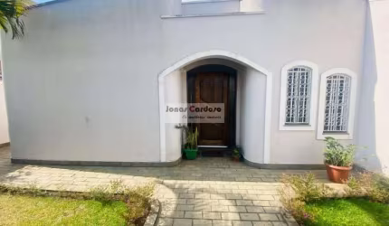 Venha conhecer essa maravilhosa casa térrea com edícula, perfeita para acomodar você e sua família com todo o conforto e espaço que vocês merecem.