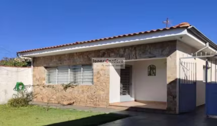 Casa térrea com edícula, em um amplo terreno com 409m²!