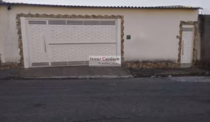 Essa casa térrea com edícula, está te esperando de braços abertos para se tornar o lar dos seus sonhos!
