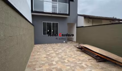Casa a venda na Vila Suissa com 3 quartos, sendo 1 suíte, sala espaçosa, cozinha conceito aberto, 175 m² de terreno. Por 630 mil. Mogi das Cruzes.