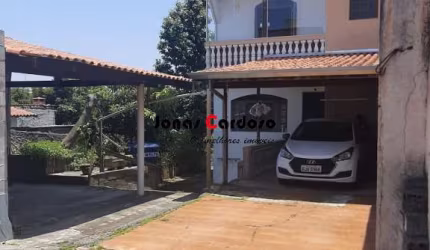 Casa a venda com 2 suítes, edícula e 12 vagas de garagem no Mogi Moderno em Mogi das Cruzes, por R$750.000,00. Viva com praticidadea!