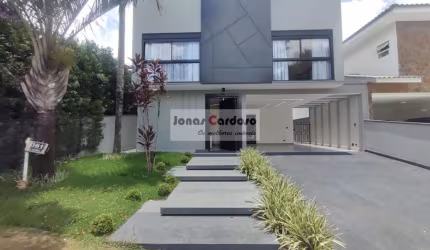 Sobrado no condomínio Arujá 5, com 300m² de construção, todo mobiliado, com piscina e 4 suítes, sendo 1 com hidro e closet por R$: 3.500.000. Arujá