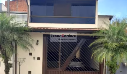 Sobrado a venda no Colinas com 239m² de construção, com 3 quartos sendo 1 suíte, sala ampla, cozinha com planejados, por R$:700 mil. Mogi das Cruzes.