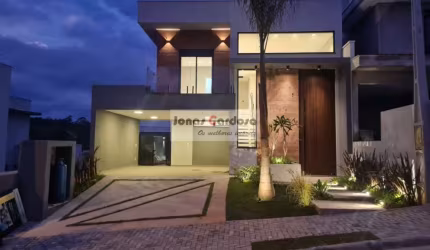 Casa no Condomínio Mosaico Essence! 3 quartos sendo 3 suítes, 3 salas, 5 banheiros, 4 vagas de garagem! Por R$: 1.790.000, estuda permuta.