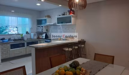 Casa a venda no Parque Santana, com uma super área gourmet, 3 quartos, sendo 1 suíte com varanda, muitos planejados, por R$: 860 mil. Mogi das Cruzes.