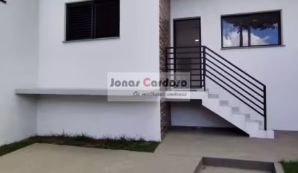 Casa a venda na Vila São Paulo com 80 m², 3 dormitórios, 2 suítes, sala dois ambientes, quintal gramado e uma garagem para 2 carros. Por R$: 420 mil.