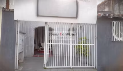 Ponto comercial no centro de Mogi das Cruzes com uma ampla recepção, 2 salas internas, um corredor largo coberto e 2 WC. Por apenas R$: 620 mil.