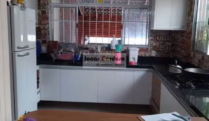 Casa a venda na rua Thuller, Jardim Universo, com edícula, área gourmet, vagas coberta, cozinha ampla com planejados. Por R$: 450 mil. Mogi das Cruzes