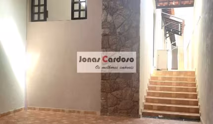 Casa térrea na Vila Suissa com 130 m², 3 dormitórios, 1 suíte com planejados, cozinha ampla, aceita financiamento. Por R$: 480 mil. Mogi das Cruzes.