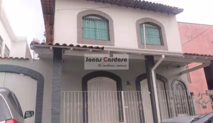 Sobrado a a venda com ponto comercial na Vila Jundiaí em Mogi das Cruzes, com 3 quartos (1 suíte), 2 vagas. Venha conferir!