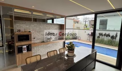Casa alto padrão à venda no Condomínio Mosaico Essence, Cézar de Souza. Com 3 suítes, sendo 1 master, piscina, área gourmet, 4 vagas. Um espetáculo!