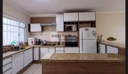 Casa à venda em Mogi das Cruzes-SP, Vila Suissa: 3 quartos, 1 sala, 1 banheiro, 4 vagas de garagem, 174 m²!