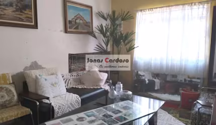 Sobrado à venda na Vila Jundiaí, Mogi das Cruzes. 3 dormitórios (1 suíte), 2 banheiros, 2 vagas de garagem, área de serviços coberta. Por R$: 370 mil.