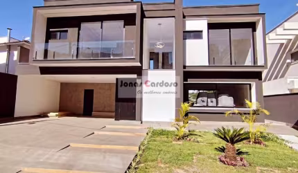 Imperdível casa à venda no Jardim das Cerejeiras em Arujá. Com 4 quartos, 4 suítes, 3 salas, 5 banheiros, 5 vagas, 240m². Confira!
