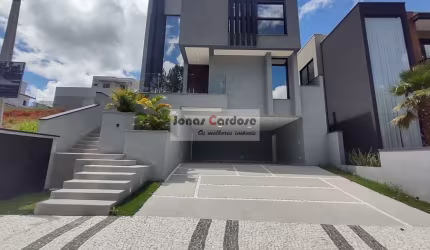 Sobrado novo à venda no Residencial Granja Anita em Mogi das Cruzes-SP, Jardim São Pedro. 3 quartos, 1 suíte, 3 salas, 4 vagas. Imperdível!