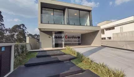 Sobrado alto padrão à venda no Condomínio Real Park em Arujá. Com 4 suítes, 3 salas, 4 vagas, piscina, tocheiro, área gourmet equipada. Confira!