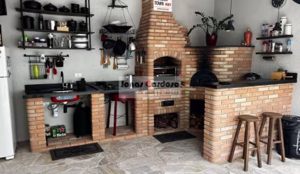 Excelente casa à venda na Vila Suissa em Mogi das Cruzes. Com 3 quartos, 1 suíte, 2 salas, 3 banheiros, 3 vagas, 155m² de construção.