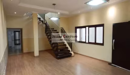 Excelente sobrado a venda com 3 quartos, 1 suíte, 2 vagas, no Residencial Colinas no bairro Cesar de Spuza em Mogi das Cruzes.