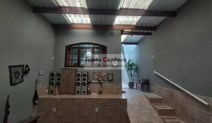 Excelente casa para locação na Vila Brasileira em Mogi das Cruzes. Com 2 quartos, 1 suíte, 3 banheiros, 2 vagas de garagem, quintal. Venha conhecer!