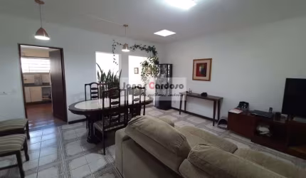 Casa térrea à venda na Vila Natal, Mogi das Cruzes. Com 4 quartos, sala ampla , 3 banheiros, 6 vagas, 171,60 m² de área. Venha conferir!