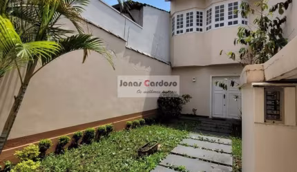 Ampla casa a venda na Vila Oliveira em Mogi das Cruzes. Com 3 quartos, 1 suíte com closet e hidro, 3 salas, 3 vagas de garagem, 291m². Por R$1.485.000