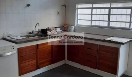 Casa à venda no Shangai, próximo ao Centro de Mogi das Cruzes. Com 3 quartos, 1 vaga de garagem, ideal para clinica ou escritórios. Por R$660 mil