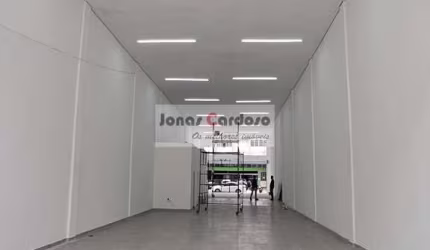 Aluguel de galpão comercial no Centro de Mogi das Cruzes, com frente para duas ruas do Centro da cidade. Com 4 banheiros e área total de 460m².