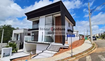Casa alto padrão à venda no Condomínio Mosaico Essence, Cézar de Souza. Com 3 suítes, sendo 1 máster, área gourmet, 4 vagas. R$: 2.350.000