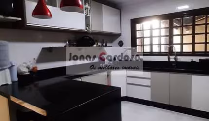 Sobrado à venda no bairro Mogi Moderno: 3 quartos, 1 suíte, sala ampla, 2 vagas, 187m²! Por apenas R$: 530 mil. Estuda permuta por apartamento.