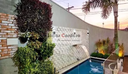 Impecável sobrado à venda em Mogi das Cruzes-SP, com  3 quartos, 1 suíte, 2 salas, 2 vagas, 140m²  Piscina e espaço Gourmet! R$: 765 mil