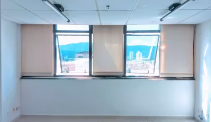 Sala Comercial de Alto Padrão no Centro de Mogi das Cruzes-SP: 1 sala, 2 banheiros, 1 vaga de garagem, 37m² de área. Por R$: 3.200,00 mensais.