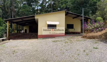 Chácara à venda em Taiaçupeba, Mogi das Cruzes-SP: 2 quartos, 1 sala, 1 banheiro. Por 490 Mil.
