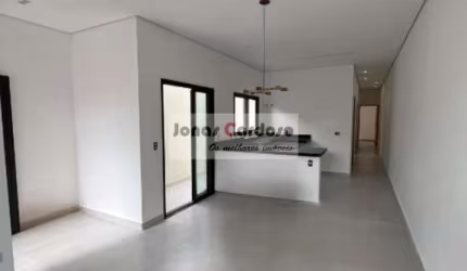 Casa térrea à venda em Mogi das Cruzes-SP, na Vila Mogilar, com 2 quartos, 1 sala, 2 banheiros. Por 800 mil.
