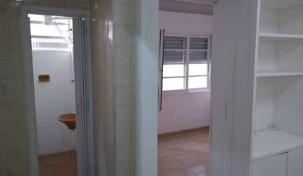 'Kitnet em edifício de frente para a praia, Embaré, Santos'