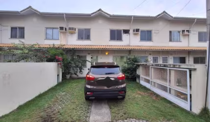 Casa em condomínio fechado com 3 quartos à venda na Rua Oswaldo Lussac, Taquara, Rio de Janeiro, 113 m2 por R$ 330.000