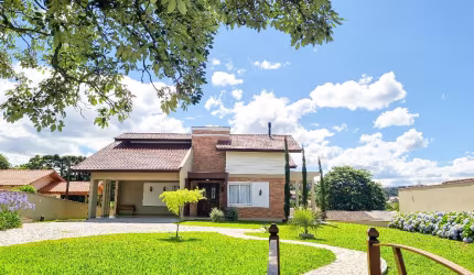 Belíssima casa com 4 quartos , sendo 1 suíte em Campo Alegre - SC por R$ 2.399.000,00.