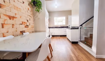 Excelente sobrado geminado com 3 quartos à venda no bairro São Marcos em Joinville - SC por R$ 395.000,00.
