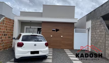Casa de alto padrão em condomínio no Bairro Registro, Feira de Santana-BA: 2 quartos, 2 suítes, 1 sala, 2 banheiros, 2 vagas, 130m².