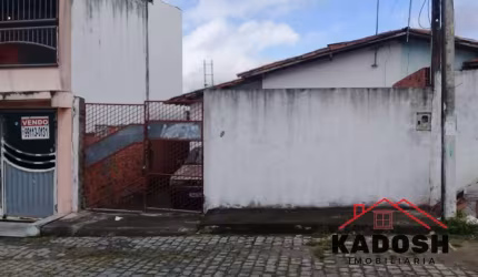 Imperdível oportunidade: Casa à venda em Feira de Santana-BA, bairro Gabriela! 2 quartos, 1 sala, 1 banheiro, 1 vaga, 100m².