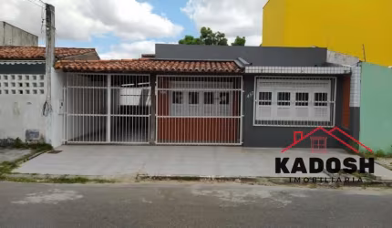 Casa à venda em Feira de Santana-BA, bairro Brasília: 5 quartos, 3 salas, 3 banheiros, 2 vagas, 250m² de área. Confira!