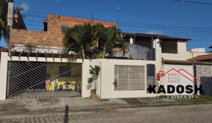 Casa à venda no Aviário, Feira de Santana-BA: 3 quartos, 1 suíte, 1 sala, 2 banheiros e 1 vaga de garagem. Venha conferir!