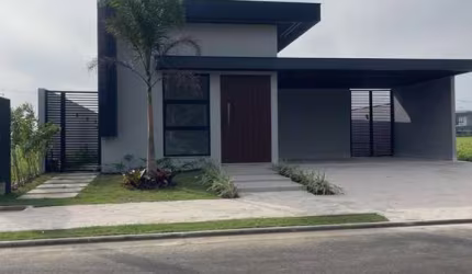 Venda de Casa em Condomínio de Luxo em Feira de Santana-BA, 3 suítes, 253m², Registro. Venha conferir!