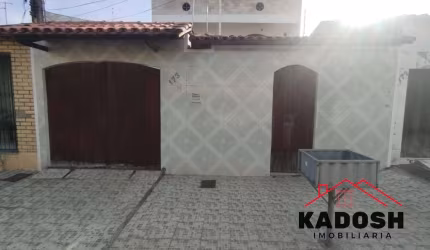 Impecável casa à venda em Sobradinho, Feira de Santana-BA: 4 quartos, 2 suítes, 1 sala, 2 banheiros, 2 vagas de garagem, 4.500m²!